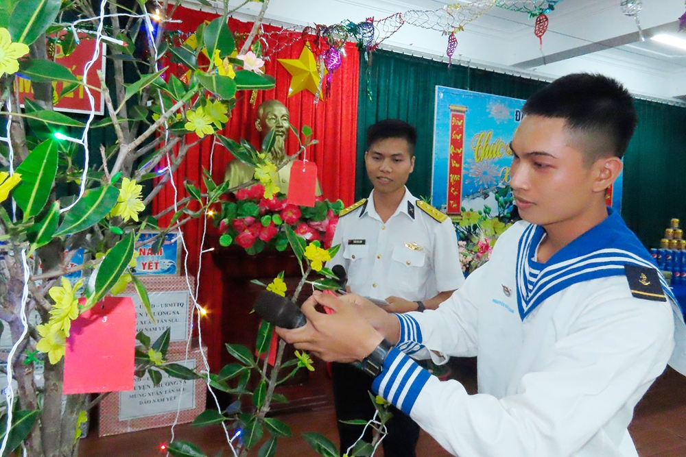Cán bộ, chiến sĩ đảo Nam Yết thi hái hoa dân chủ đón Xuân.